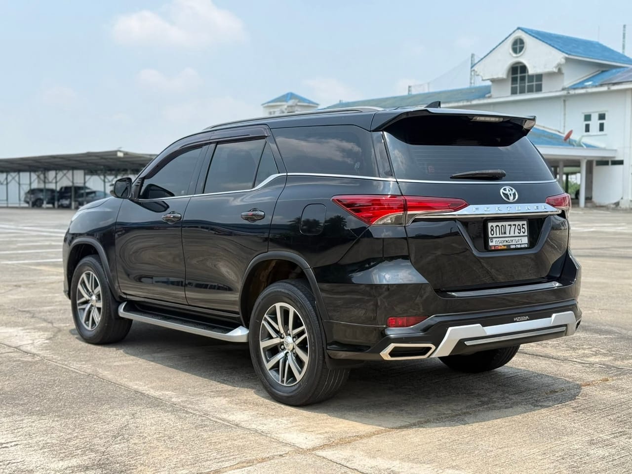 Car image 8
